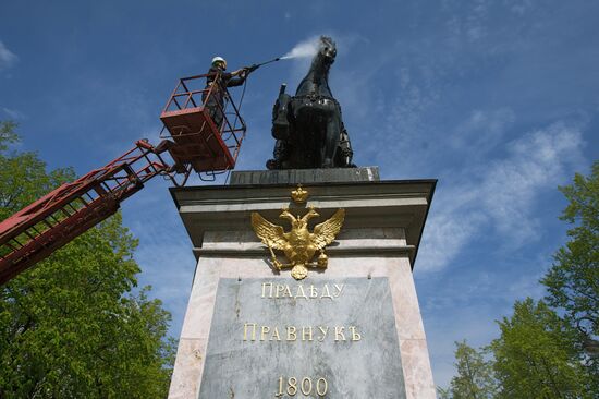 Washing a monument to Peter the Great in St. Petersburg