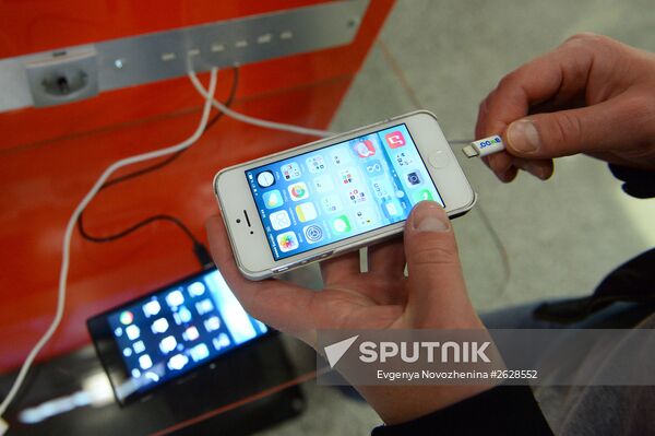 Moscow Metro installs charging device for mobile gadgets