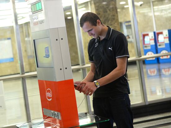 Moscow Metro installs charging device for mobile gadgets