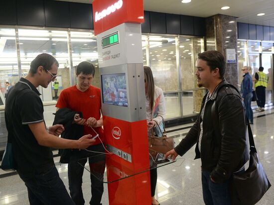 Moscow Metro installs charging device for mobile gadgets