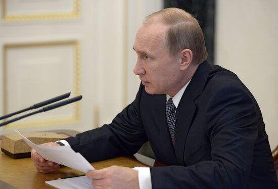 Russian President Vladimir Putin meets with Government members