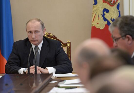 Russian President Vladimir Putin meets with Government members