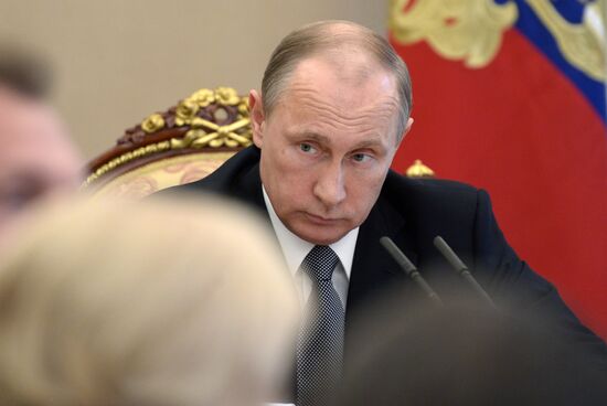 Russian President Vladimir Putin meets with Government members