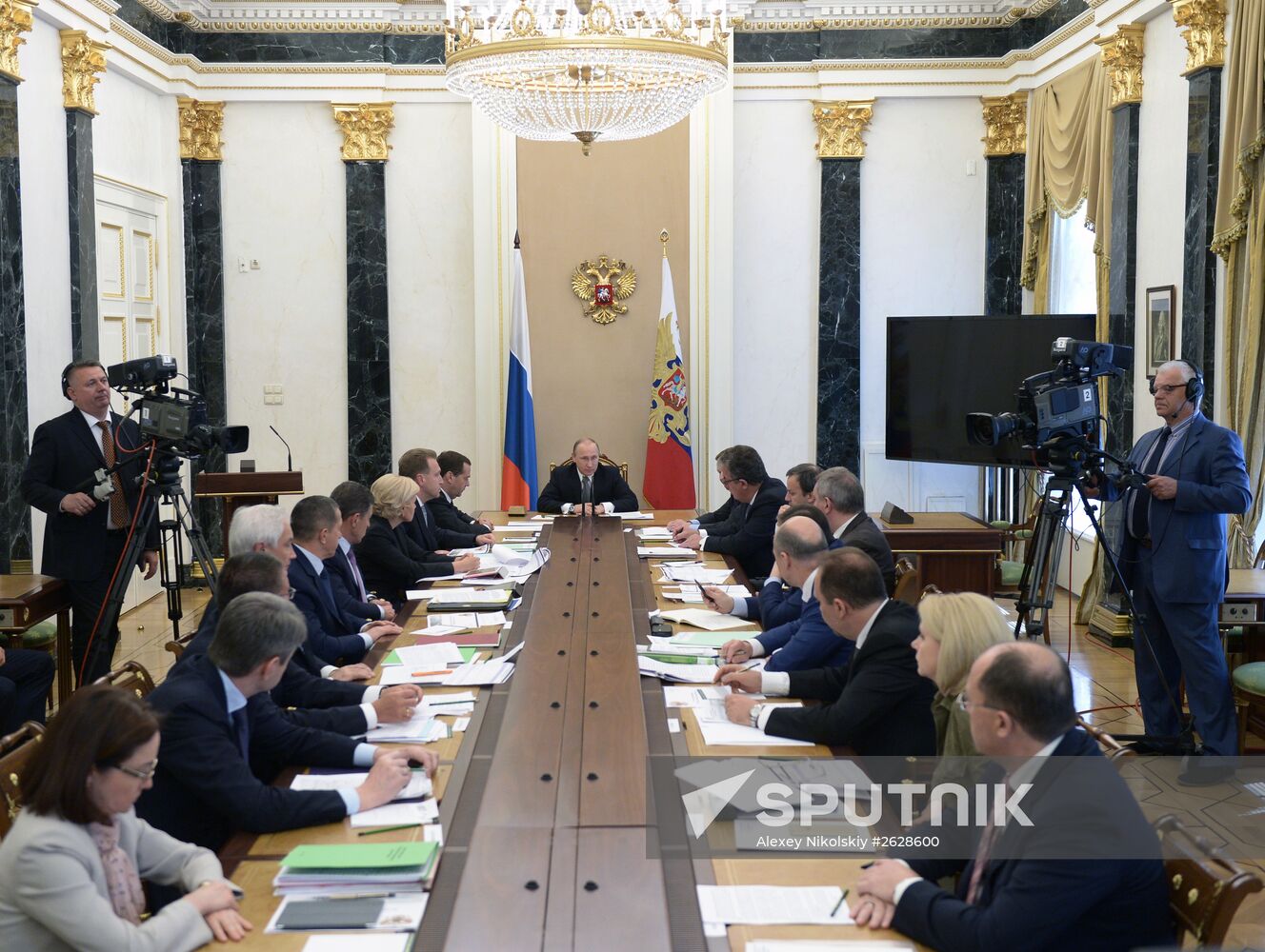 Russian President Vladimir Putin meets with Government members