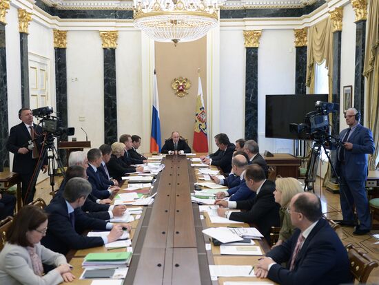 Russian President Vladimir Putin meets with Government members