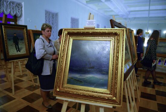 Russian art auctioned to help Khakassia and Donbas