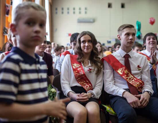 Last school bell rings in Moscow
