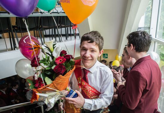 Last school bell rings in Moscow