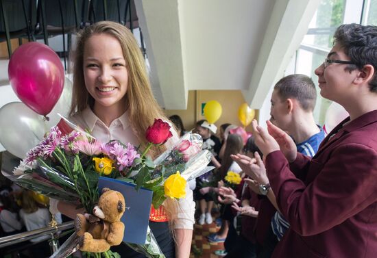 Last school bell rings in Moscow