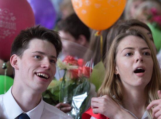 Last school bell rings in Moscow