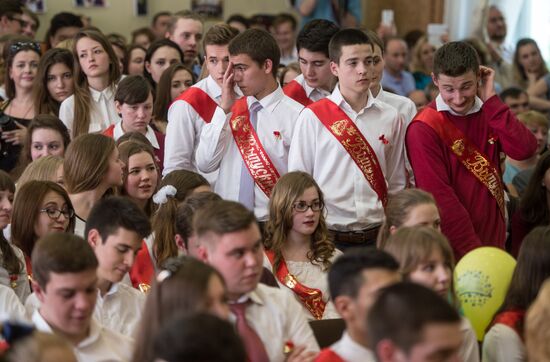 Last school bell rings in Moscow