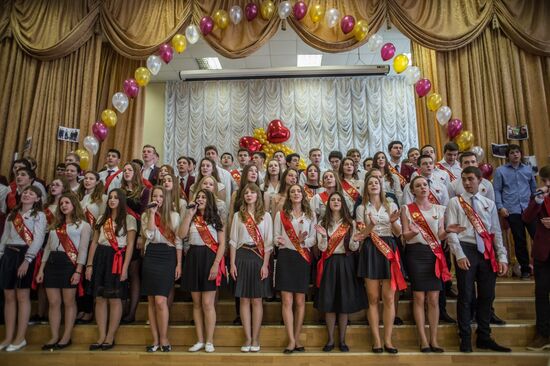 Last school bell rings in Moscow