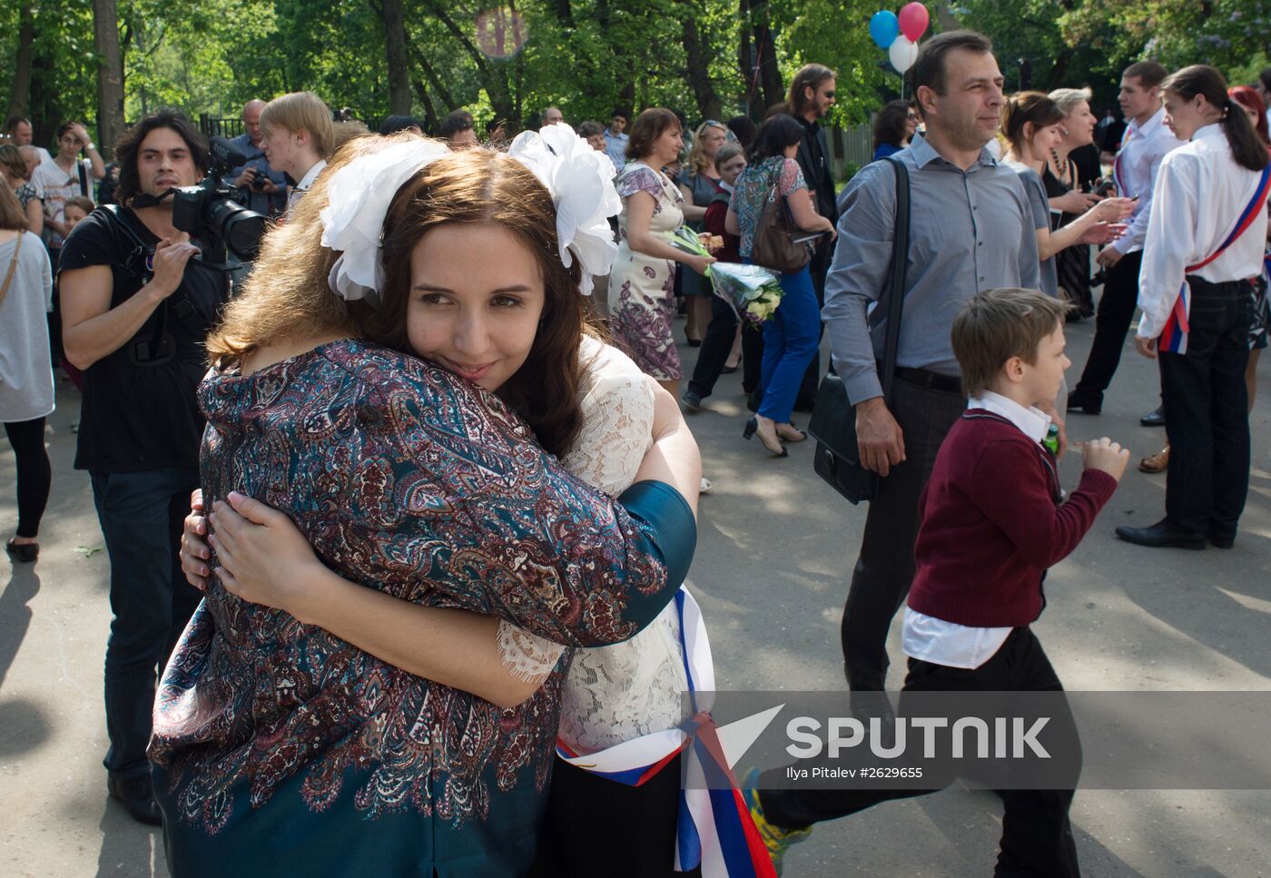 Last school bell rings in Moscow
