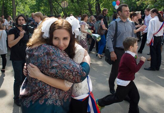 Last school bell rings in Moscow