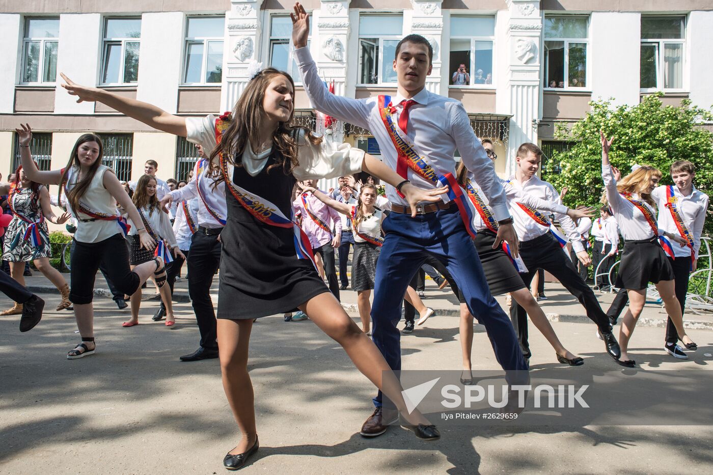 Last school bell rings in Moscow