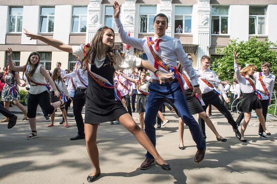 Last school bell rings in Moscow