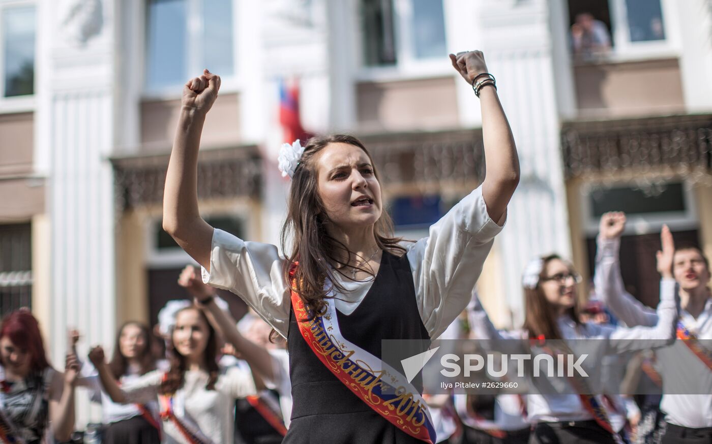 Last school bell rings in Moscow