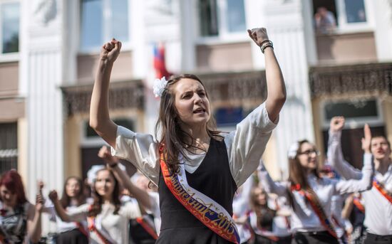 Last school bell rings in Moscow