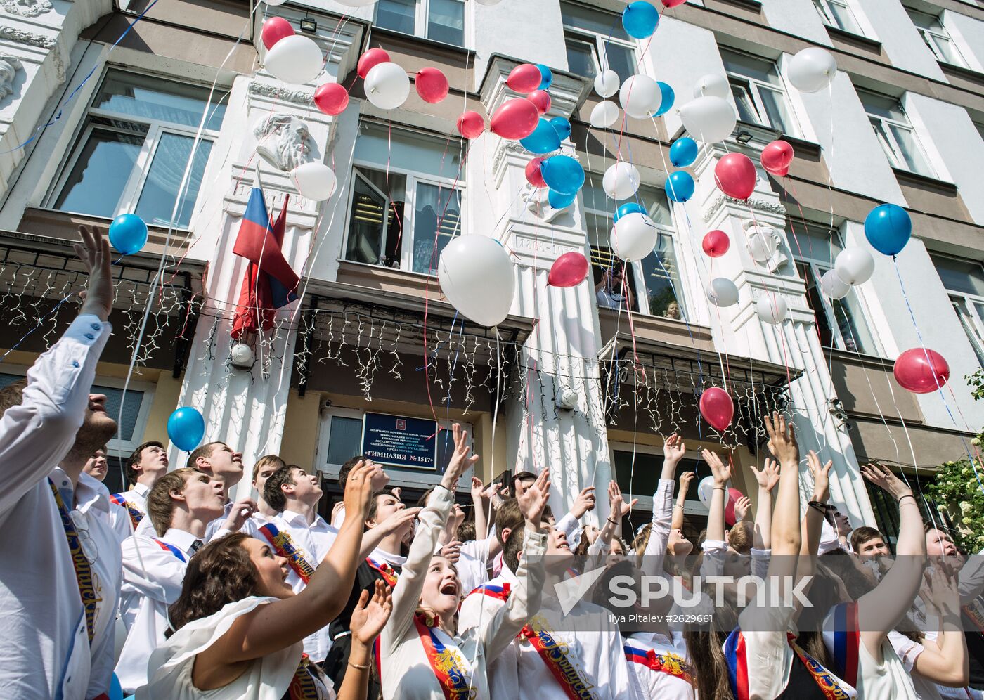 Last school bell rings in Moscow