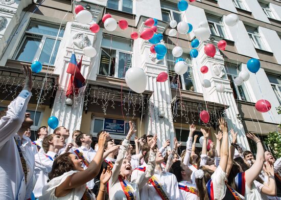 Last school bell rings in Moscow