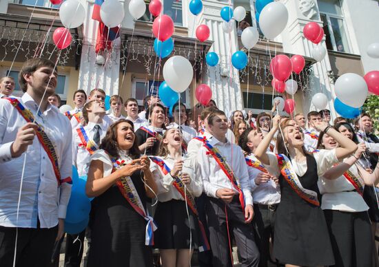 Last school bell rings in Moscow