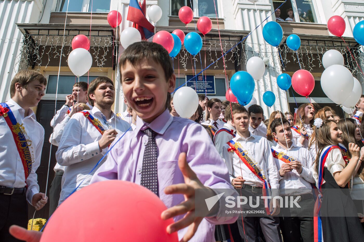 Last school bell rings in Moscow