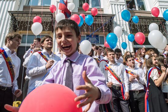 Last school bell rings in Moscow