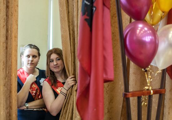 Last school bell rings in Moscow
