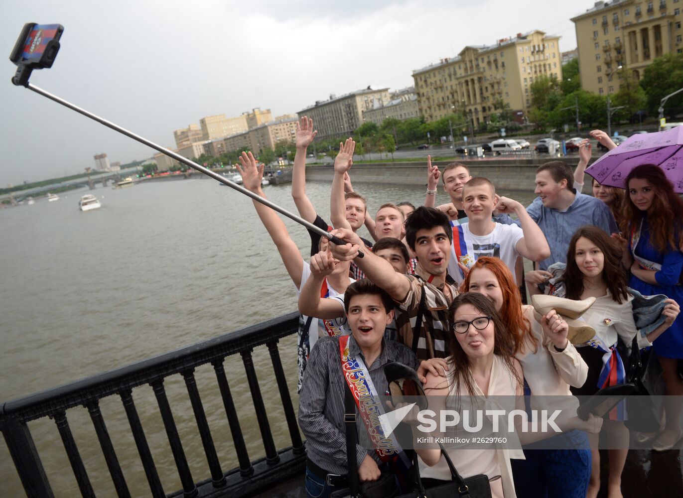 Last school bell rings in Moscow