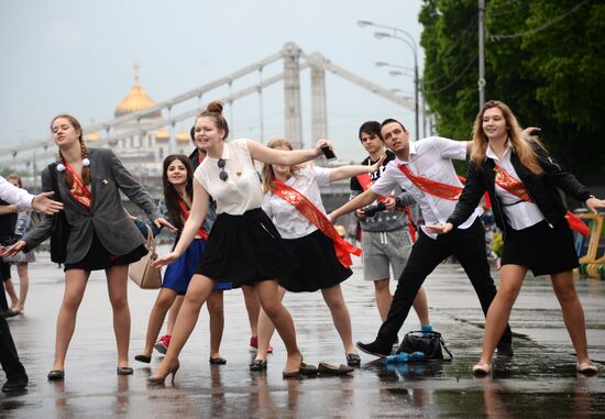 Last school bell rings in Moscow