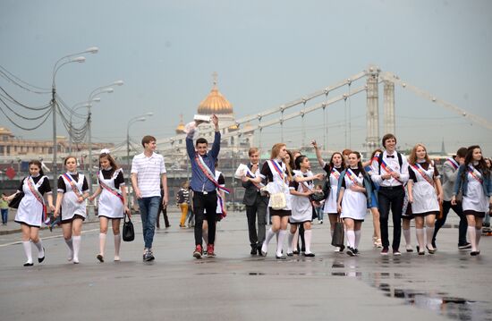 Last school bell rings in Moscow