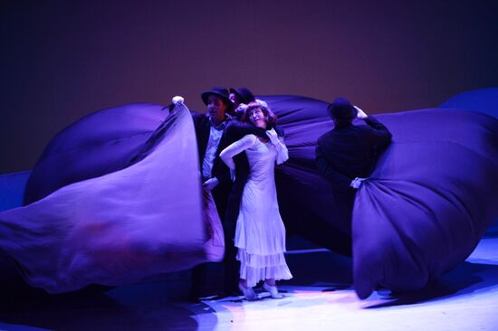 Ne m'oublie pas (Forget Me Not) show at Chekhov International Theater Festival