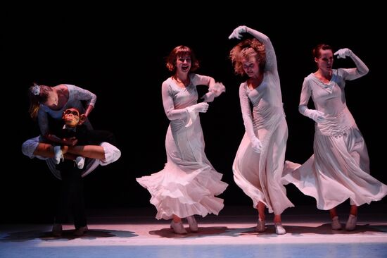 Ne m'oublie pas (Forget Me Not) show duringChekhov International Theater Festival