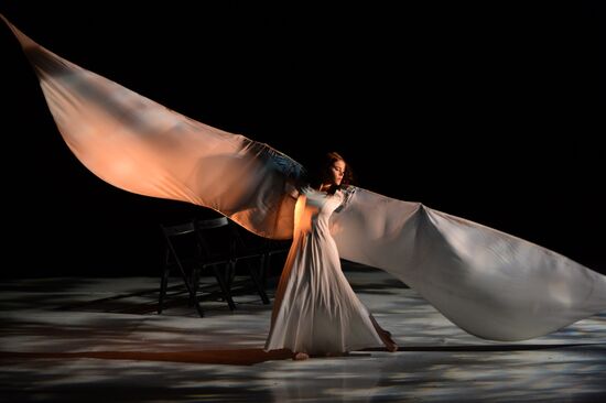 Ne m'oublie pas (Forget Me Not) show during Chekhov International Theater Festival