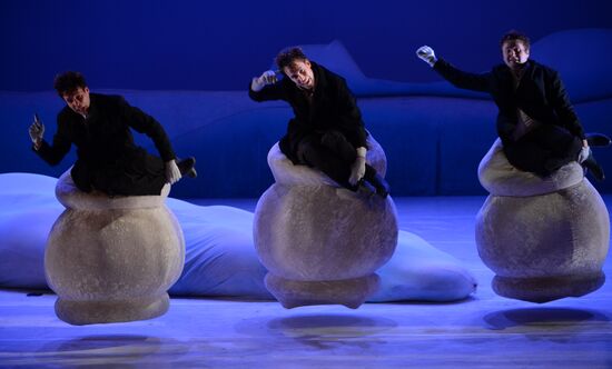 Ne m'oublie pas (Forget Me Not) show during Chekhov International Theater Festival