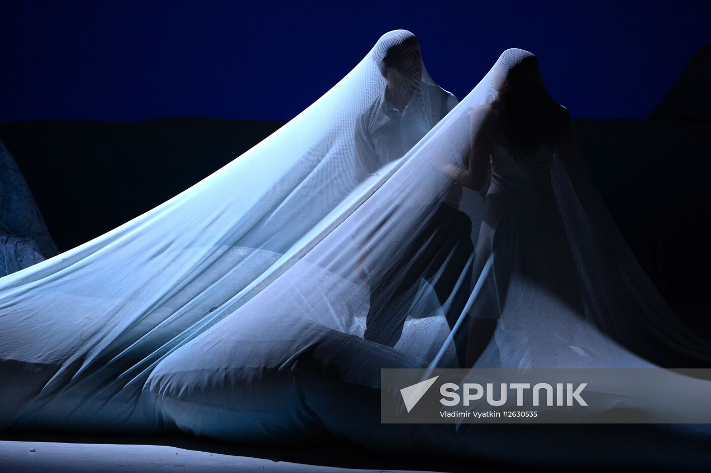 Ne m'oublie pas (Forget Me Not) show at Chekhov International Theater Festival