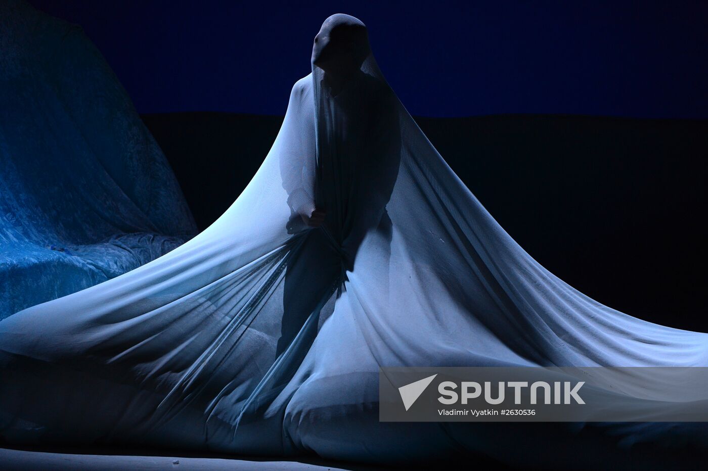 Ne m'oublie pas (Forget Me Not) show at Chekhov International Theater Festival