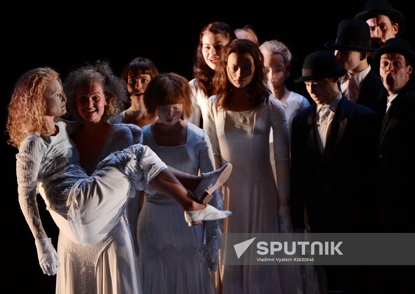 Ne m'oublie pas (Forget Me Not) show during Chekhov International Theater Festival