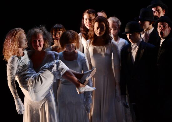 Ne m'oublie pas (Forget Me Not) show during Chekhov International Theater Festival