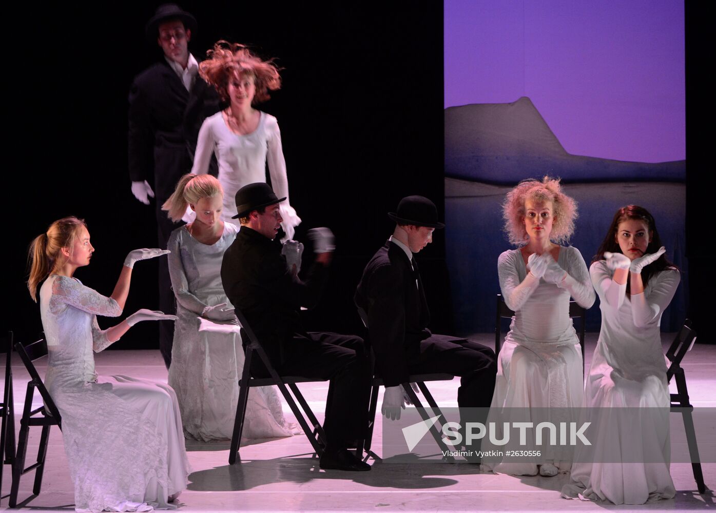 Ne m'oublie pas (Forget Me Not) show during Chekhov International Theater Festival