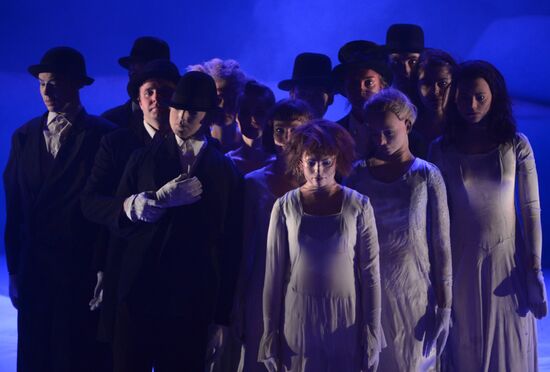Ne m'oublie pas (Forget Me Not) show at Chekhov International Theater Festival