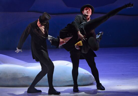 Ne m'oublie pas (Forget Me Not) show during Chekhov International Theater Festival