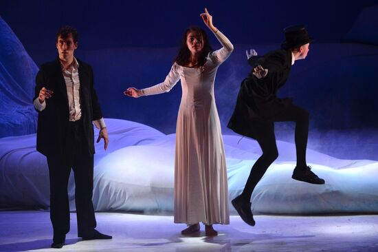 Ne m'oublie pas (Forget Me Not) show during Chekhov International Theater Festival