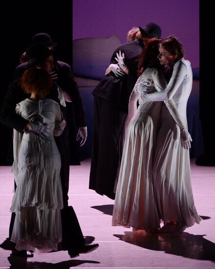 Ne m'oublie pas (Forget Me Not) show during Chekhov International Theater Festival