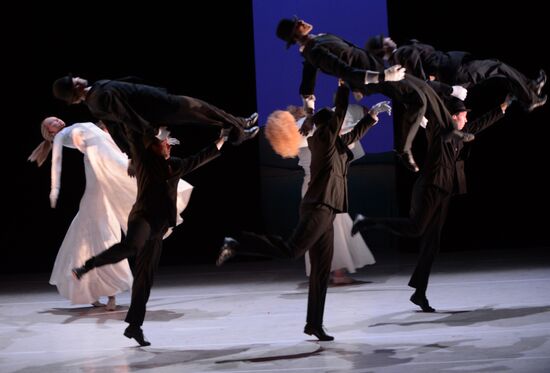 "Ne m'oublie pas" ("Forget Me Not") show during Chekhov International Theater Festival