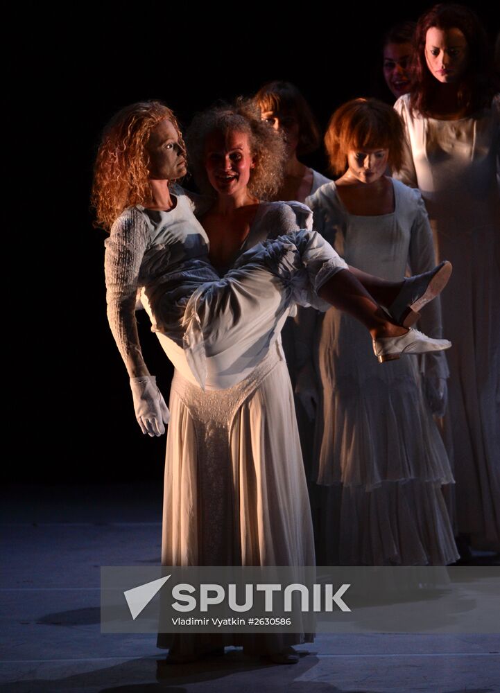 Ne m'oublie pas (Forget Me Not) show during Chekhov International Theater Festival