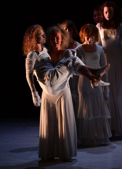 Ne m'oublie pas (Forget Me Not) show during Chekhov International Theater Festival