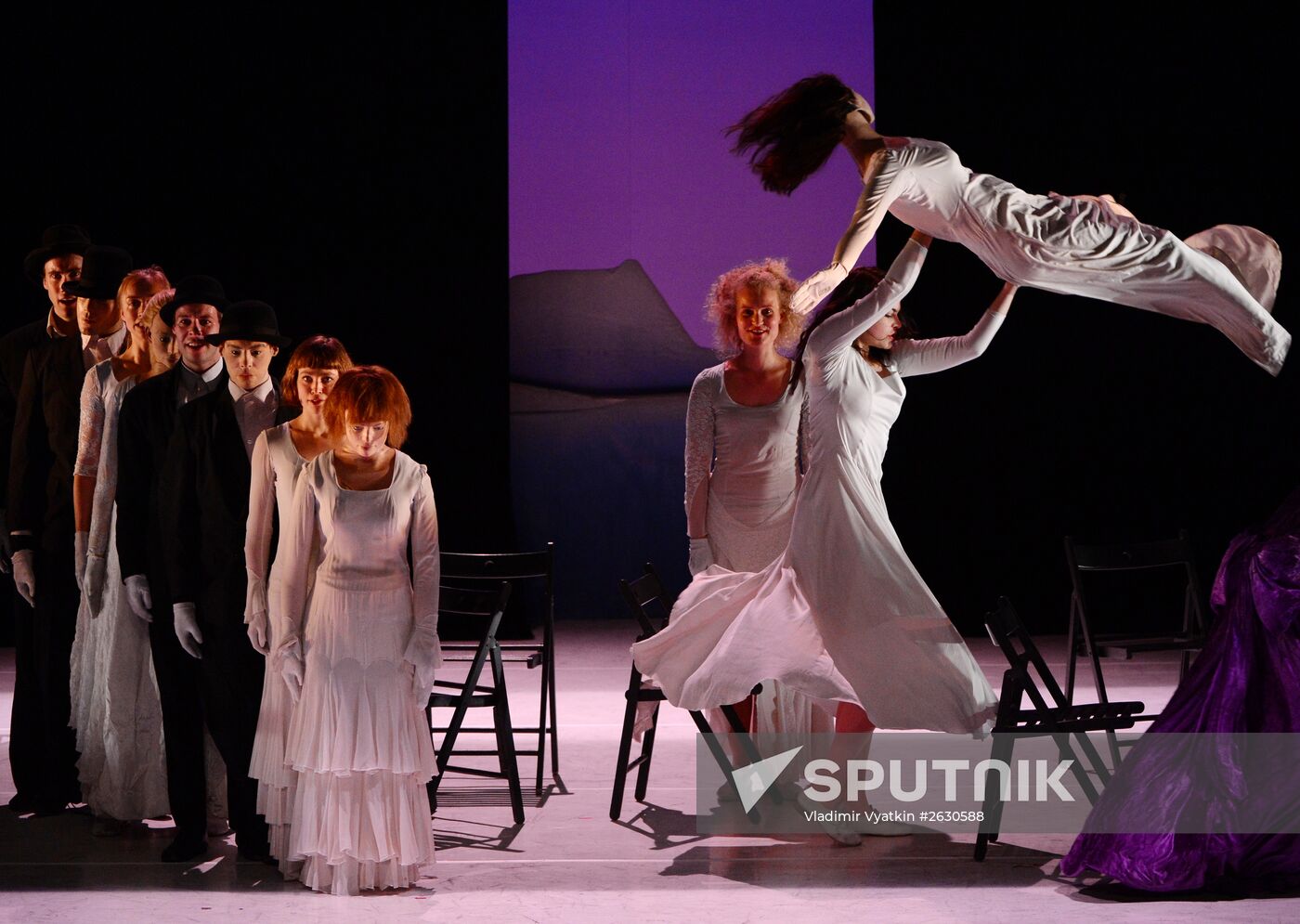 Ne m'oublie pas (Forget Me Not) show during Chekhov International Theater Festival