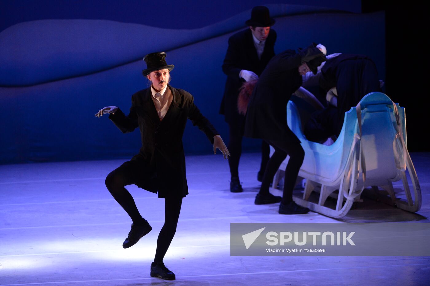 Ne m'oublie pas (Forget Me Not) show during Chekhov International Theater Festival