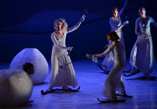 Ne m'oublie pas (Forget Me Not) show during Chekhov International Theater Festival